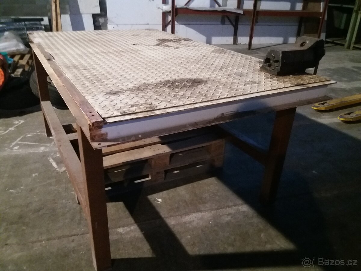 Masivní ocelový stůl - 2