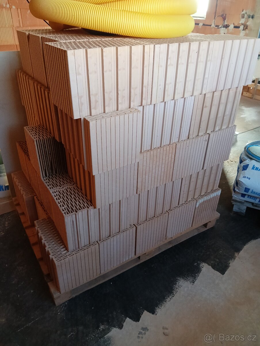 Zbytky cihel ze stavby - 2