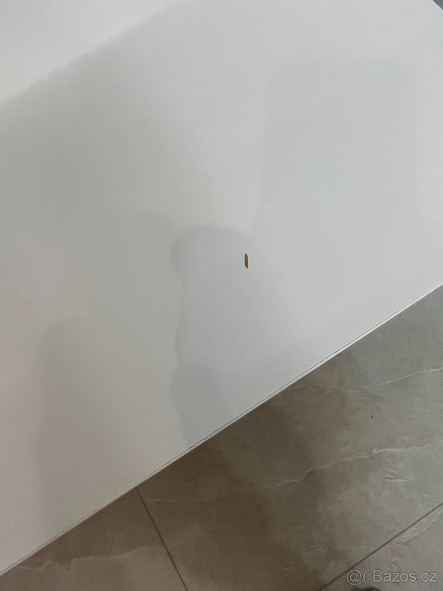 Prodám bílý psací stůl IKEA MICKE, 142x50 cm - 2