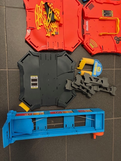 Bburago garaz s vytahem a automyckou - 2