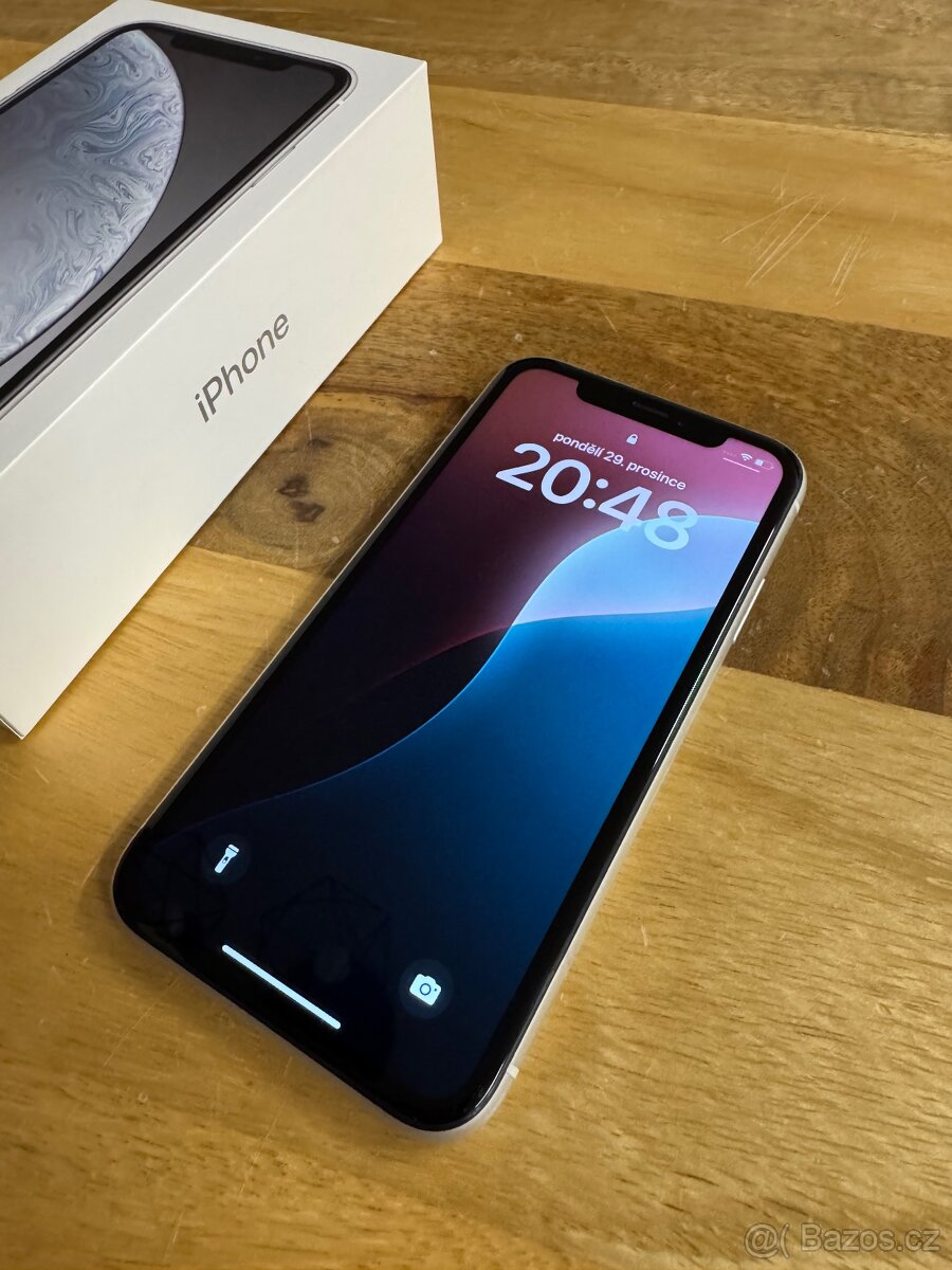 Apple iPhone XR 64GB - 2
