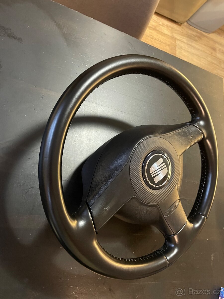 Tříramenný kožený volant SEAT - 2