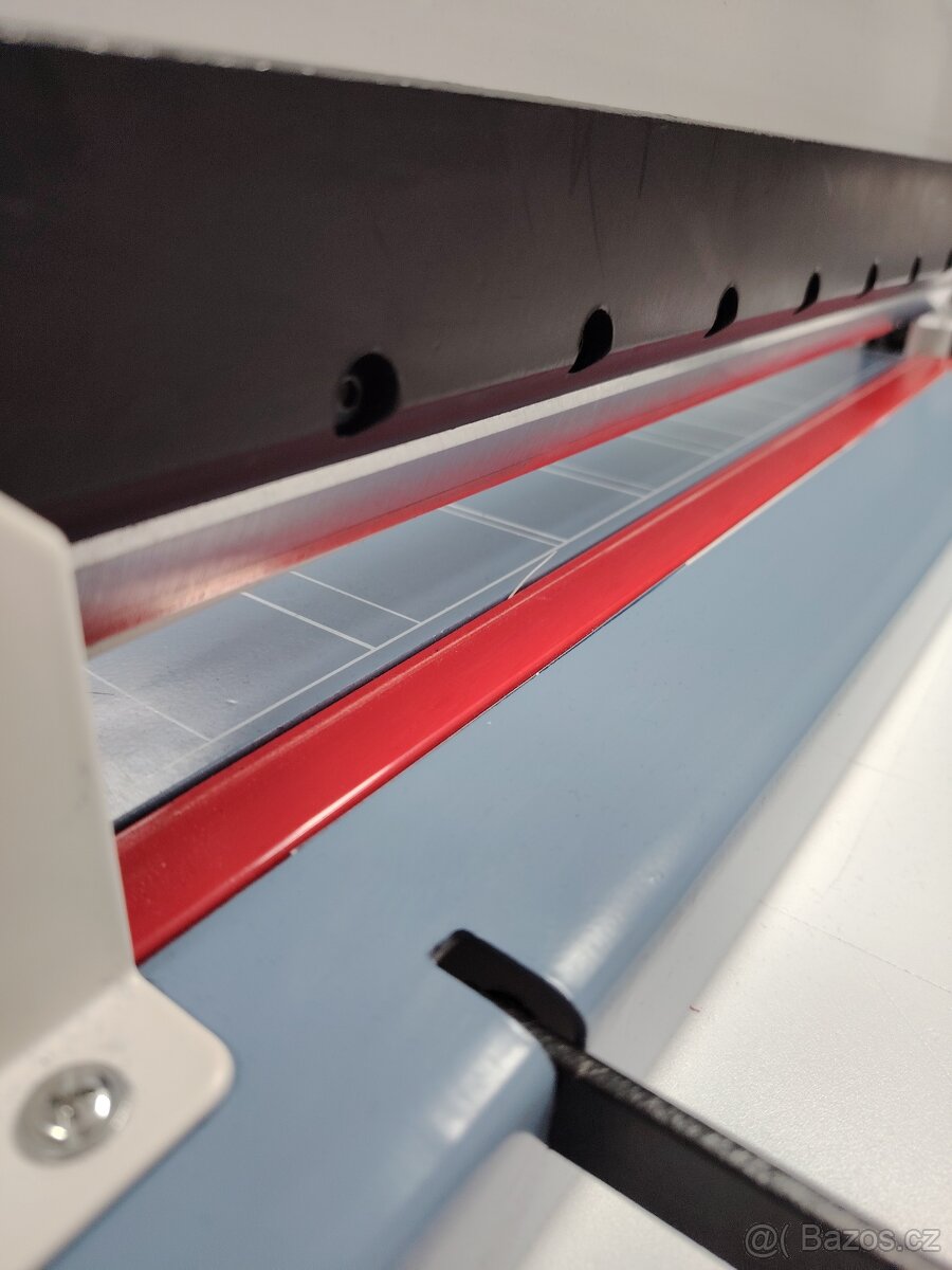 Řezačka papíru - 2