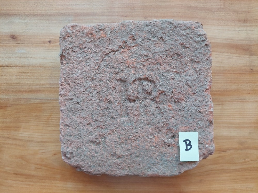Historická stará pálená cihla s monogramem HR značení písmo - 2