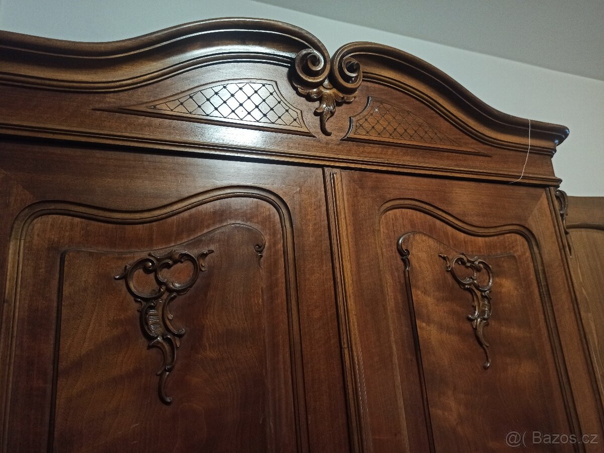 Starožitná skříň - 2