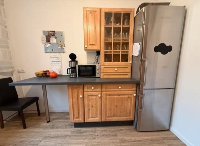 Pěkná kuchyňská linka z masivu s vitrínou a spotřebiči,5645 - 2