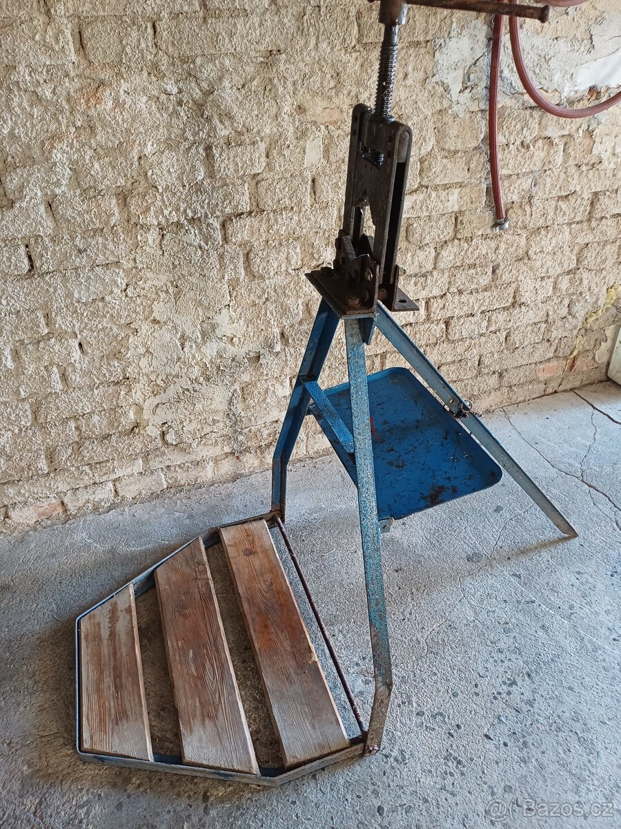 Přenosný instalatérský svěrák - 2