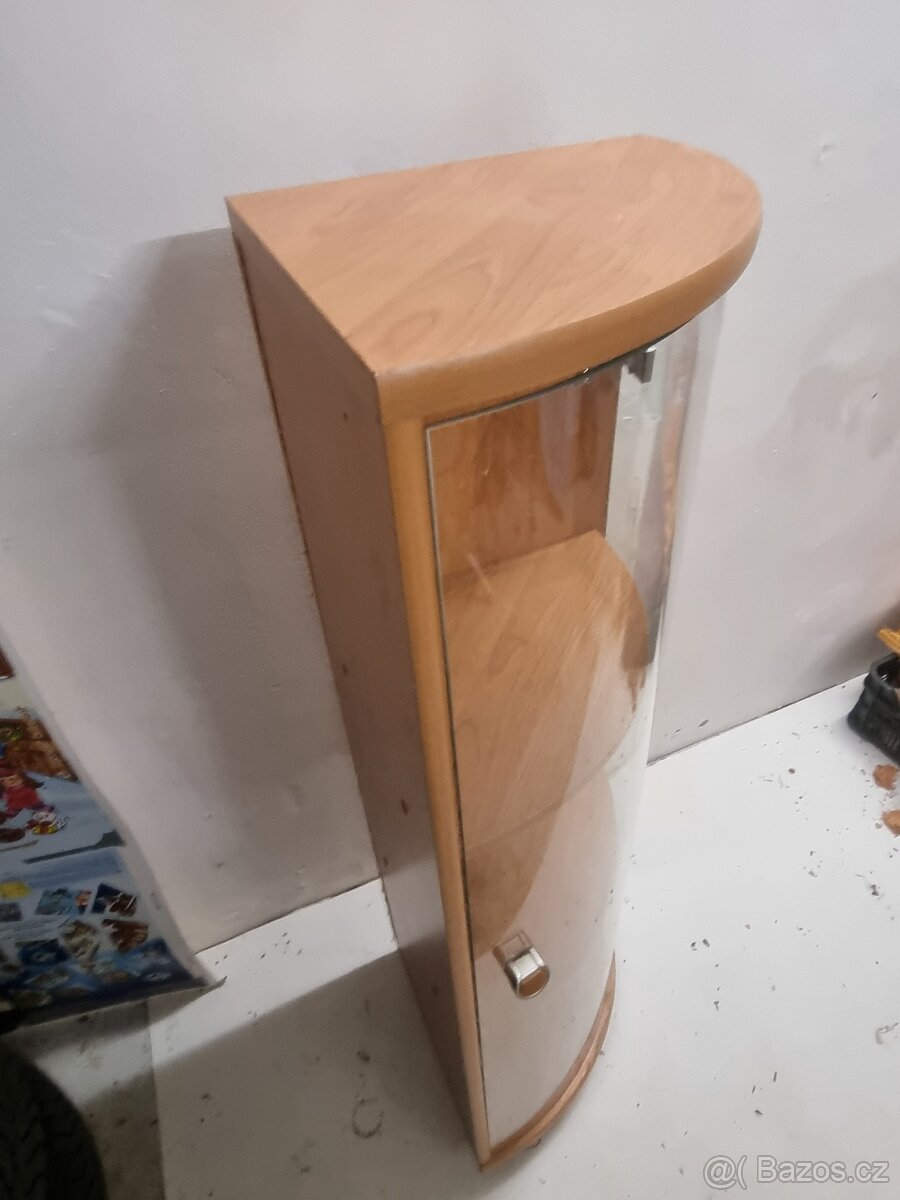 Rohová vitrína - 2