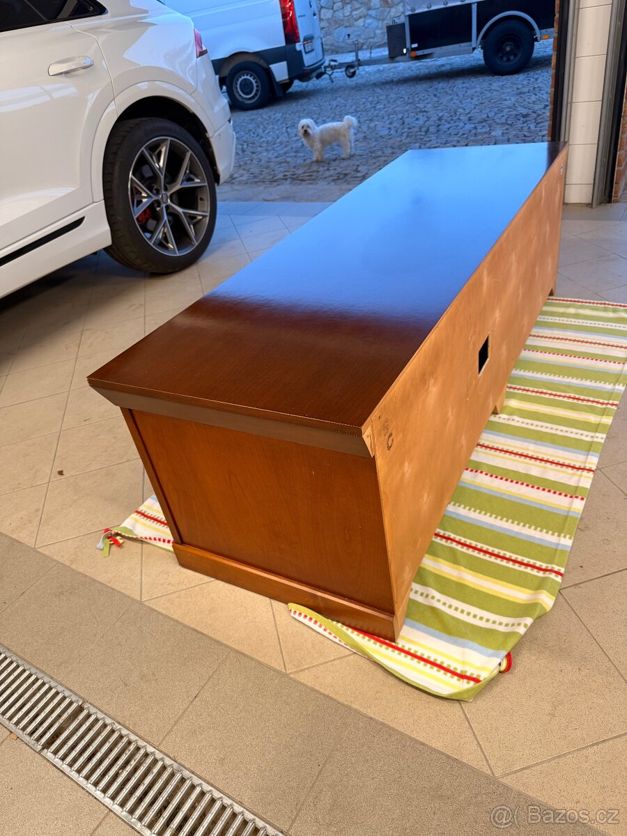 Dřevěný set - komoda, tv stolek, stůl s židlí - 2