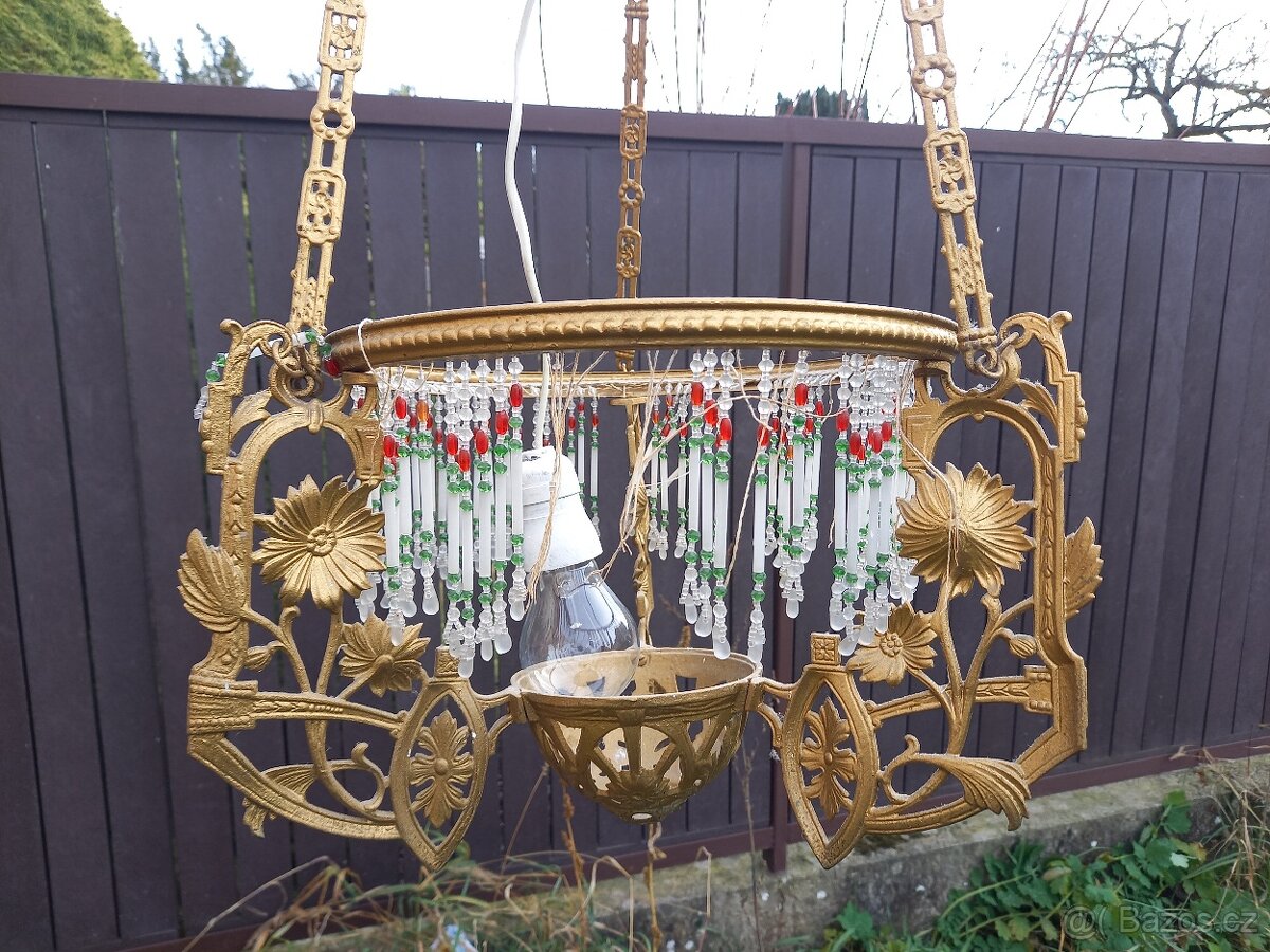 Starožitný kovový lustr s korálky - 2