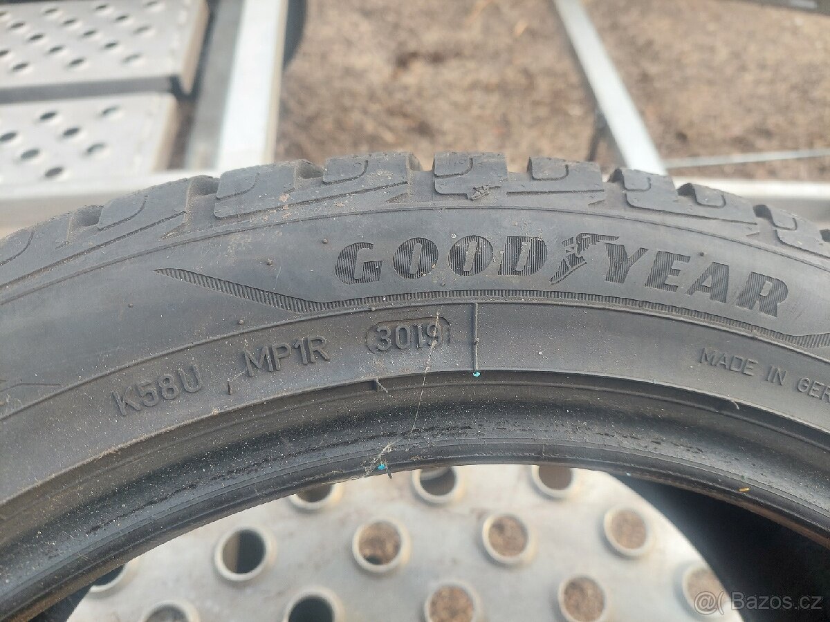 Pneu zimní 245 45 18 Good Year - 2