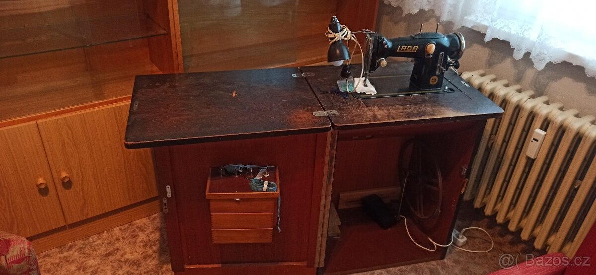 Starý šicí stroj Lada - 2