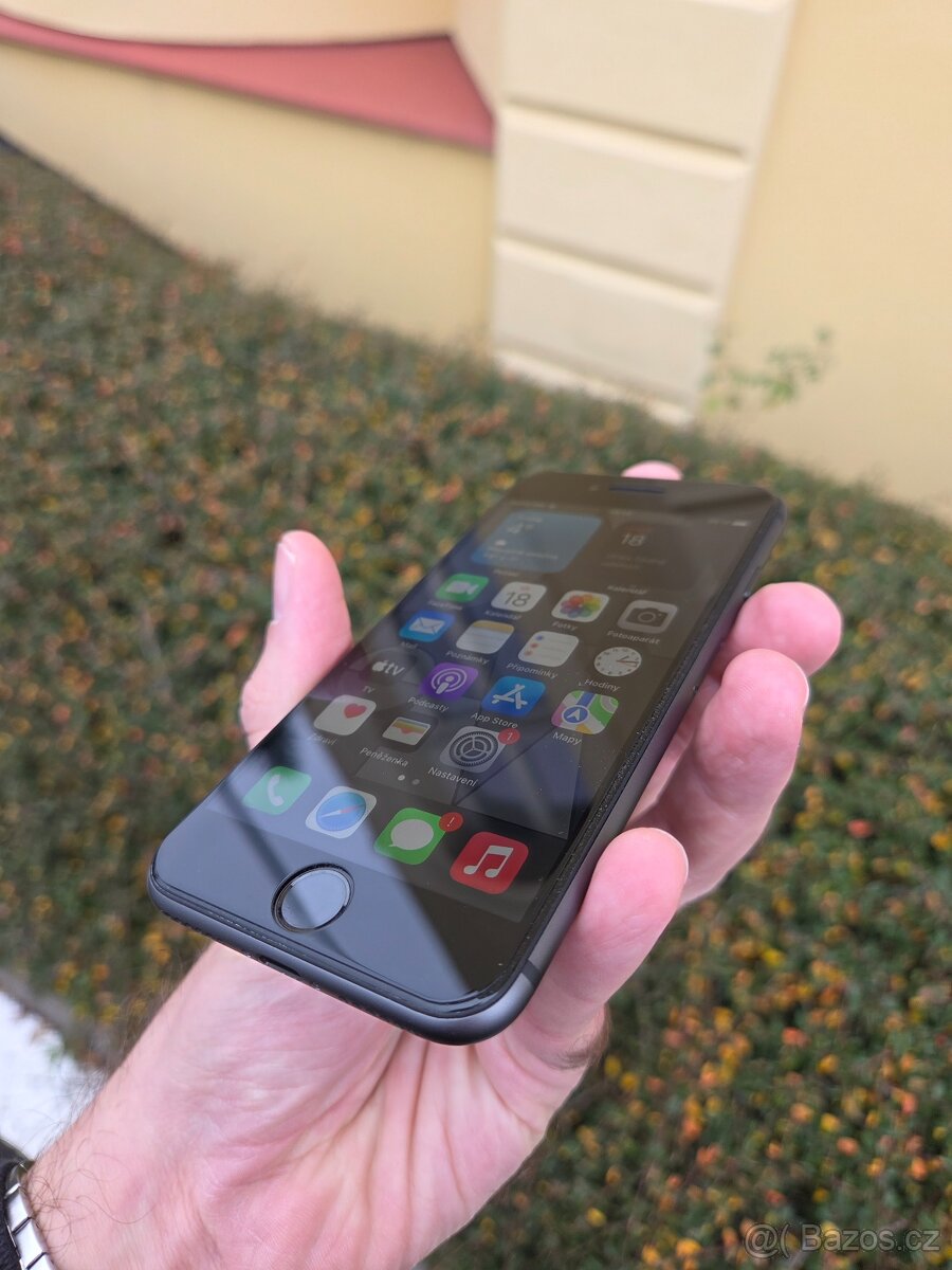 Apple iPhone 8 64GB černý - 2