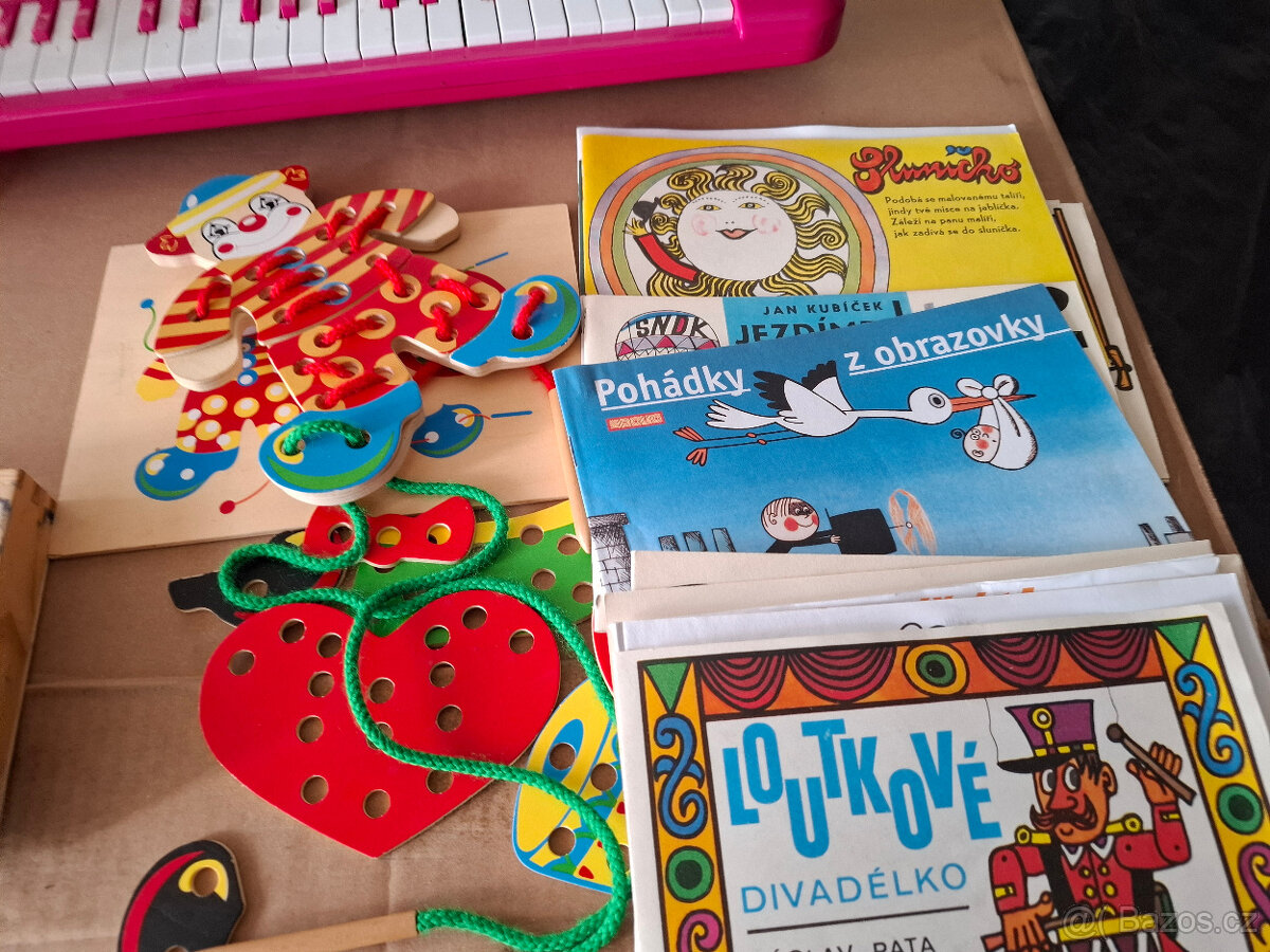 Prodám soubor starších hraček,tiskátek,her,stavebnic apod. - 2