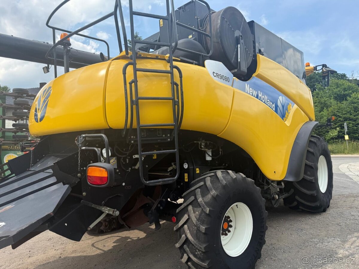 Sklízecí mlátička New Holland CR9080, rok výroby 2008, žací - 2