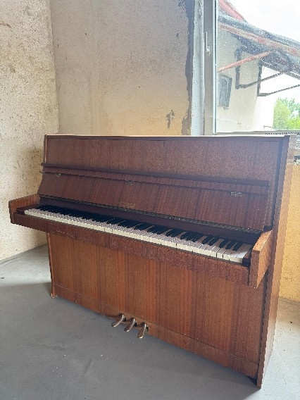 Starožitný nábytek a piano - 2