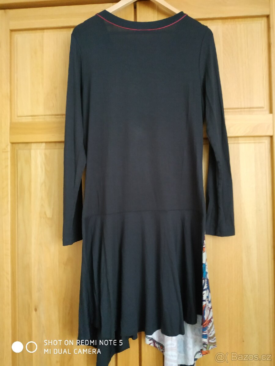 Zajímavé šaty. - 2