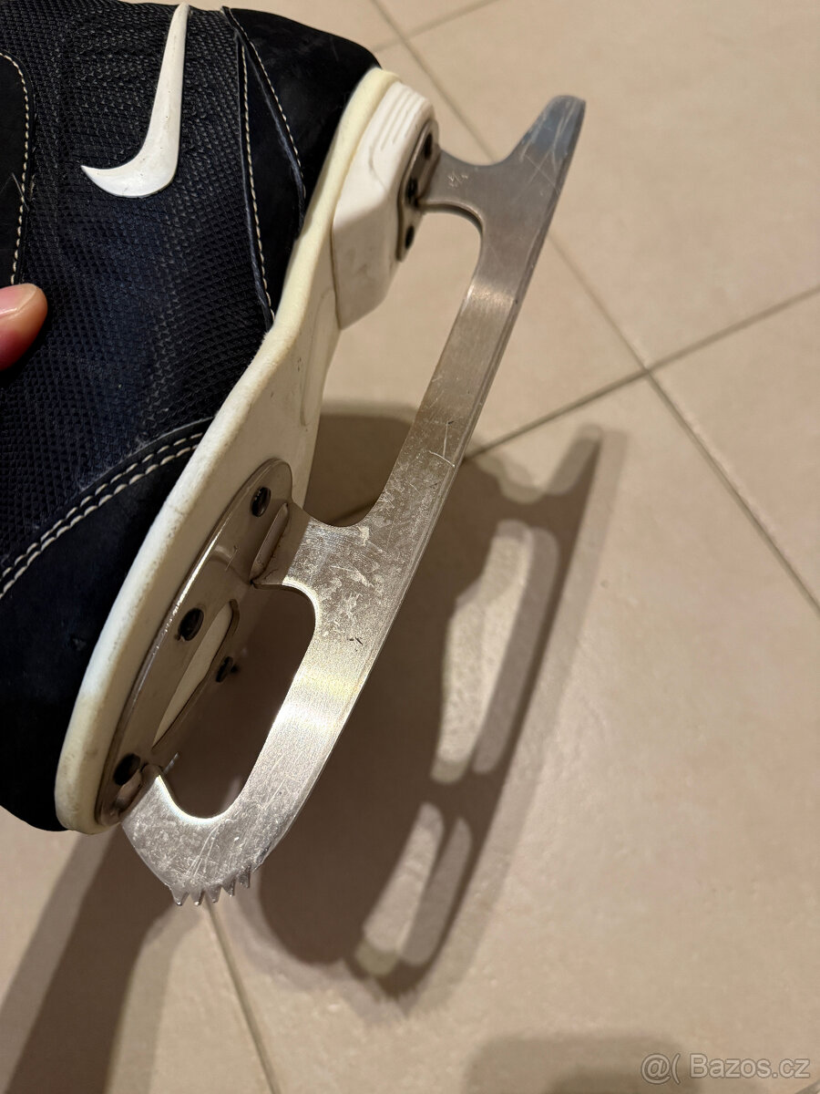 Dívčí brusle Nike velikost 35 - 2