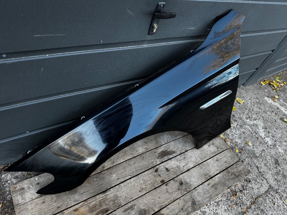 BMW F10/F11 levý přední blatnik blacksaphire - 2