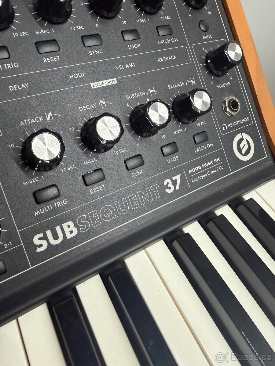 Moog Subsequent 37 - 2