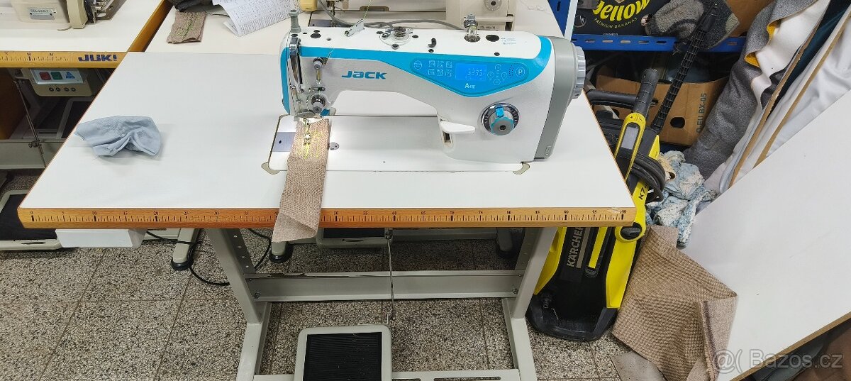 Průmyslový automatický šicí stroj Jack A4s - 2