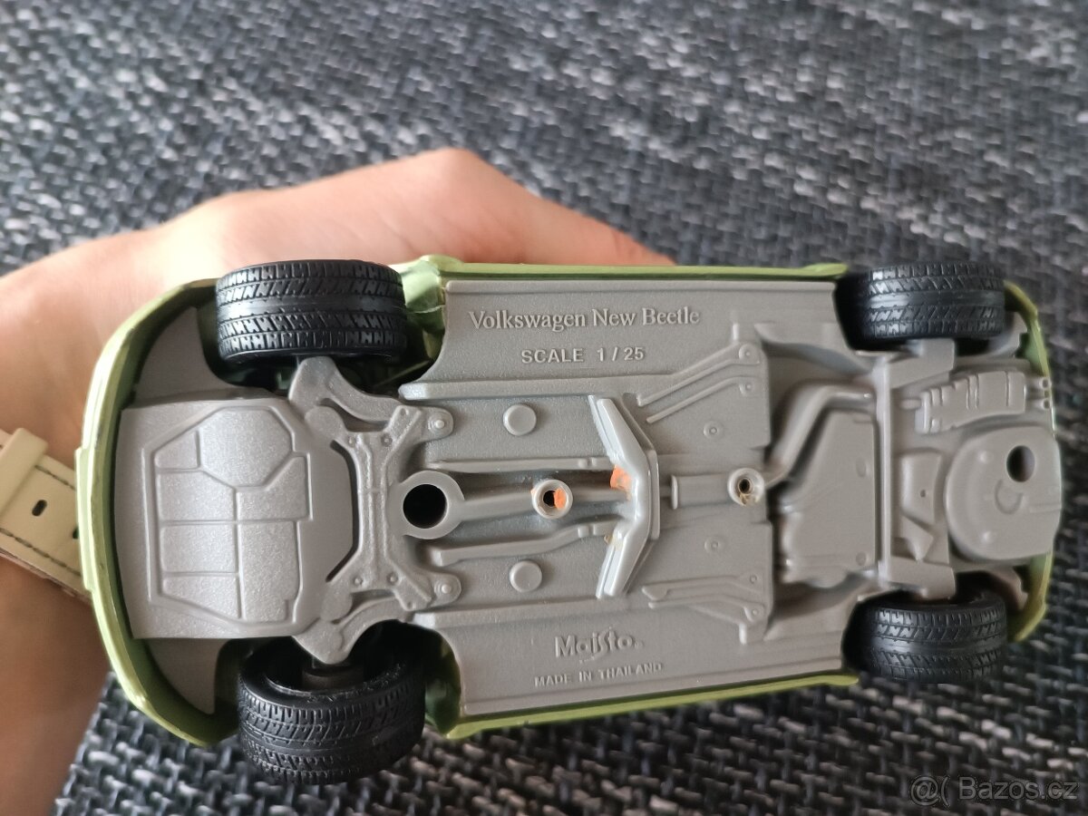 kovový model vozu Volkswagen New Beetle od značky Maist 1:25 - 2