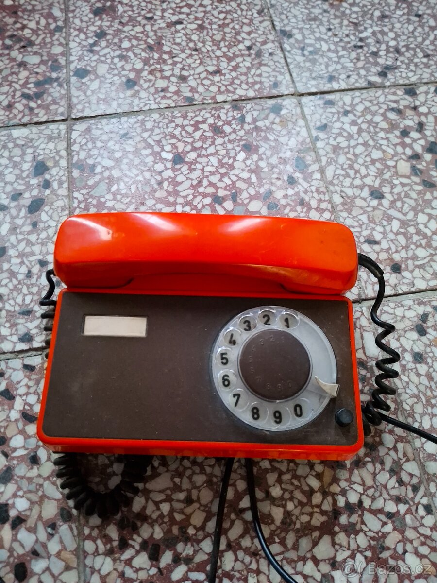 Staré telefony, červený, oranžový, černý - 2