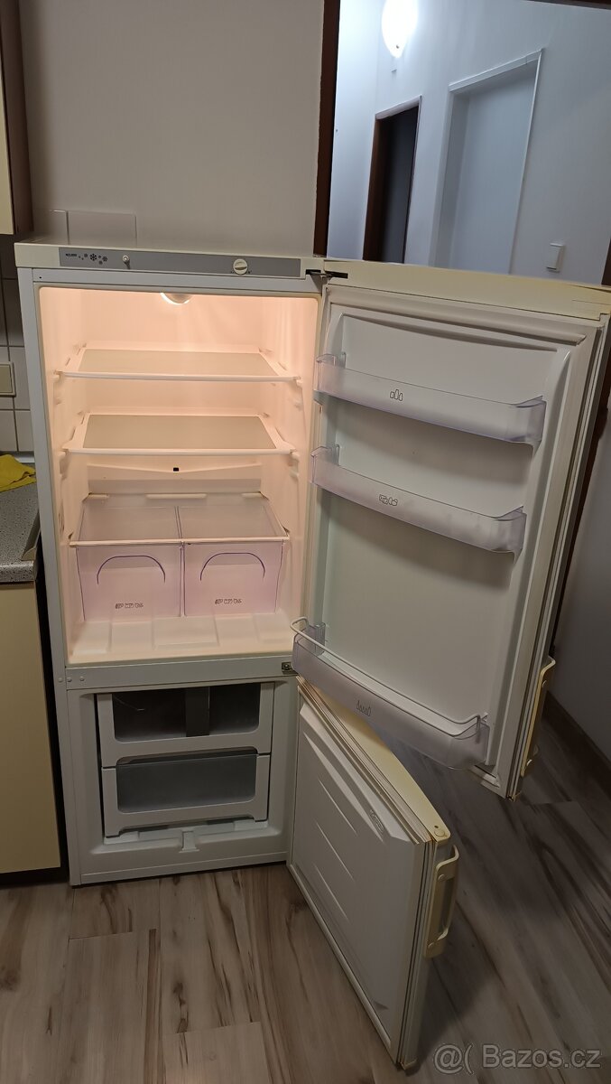 Ledničku s mrazákem Zanussi - 2