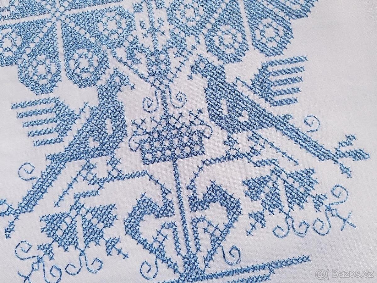 KRÁSNÝ VYŠÍVANÝ POVLAK NA POLŠTÁŘEK - PÁVI - 2