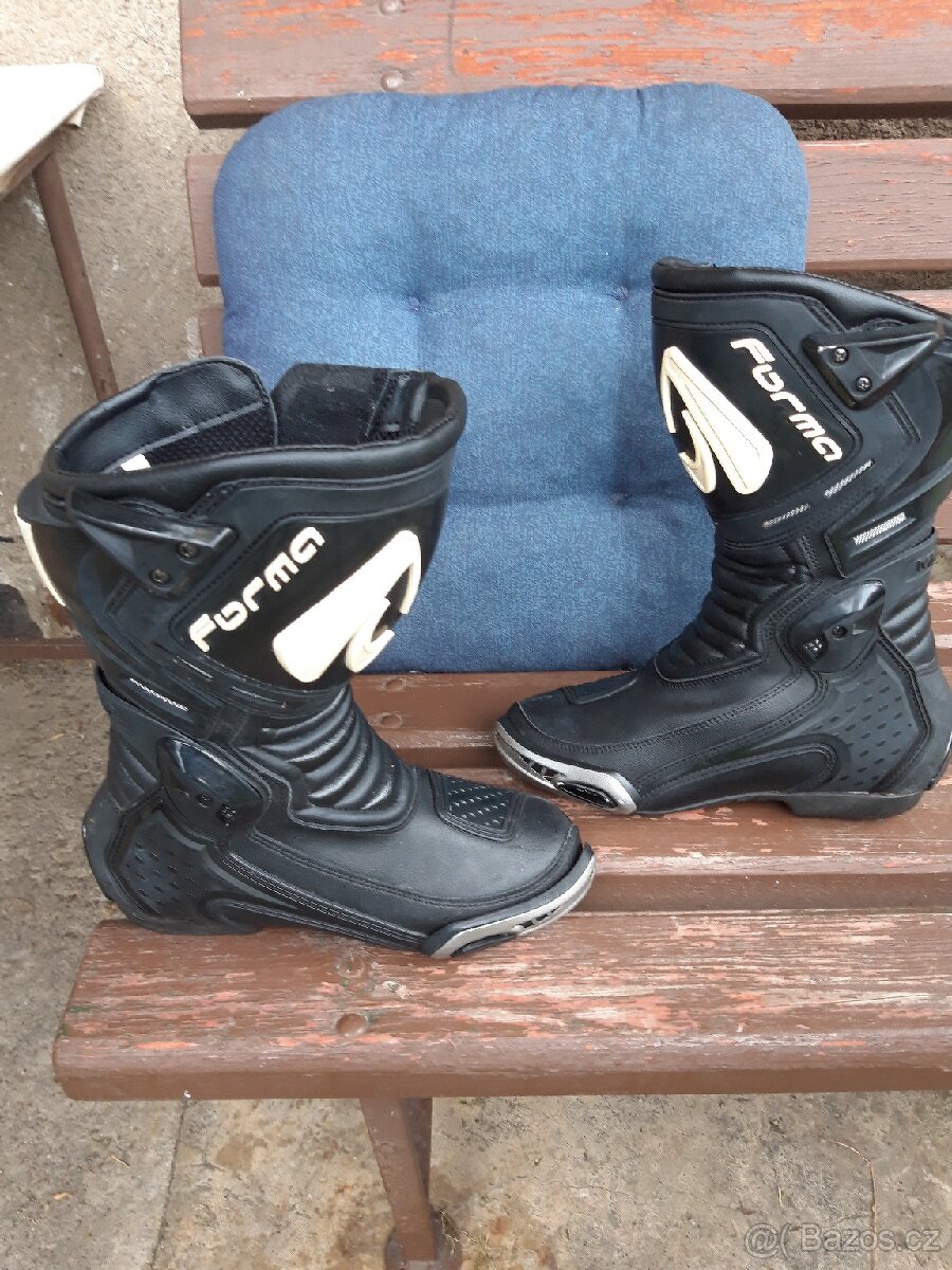 Prodám málo používané boty+rukavice na motorku.Cena 2200 kč - 2