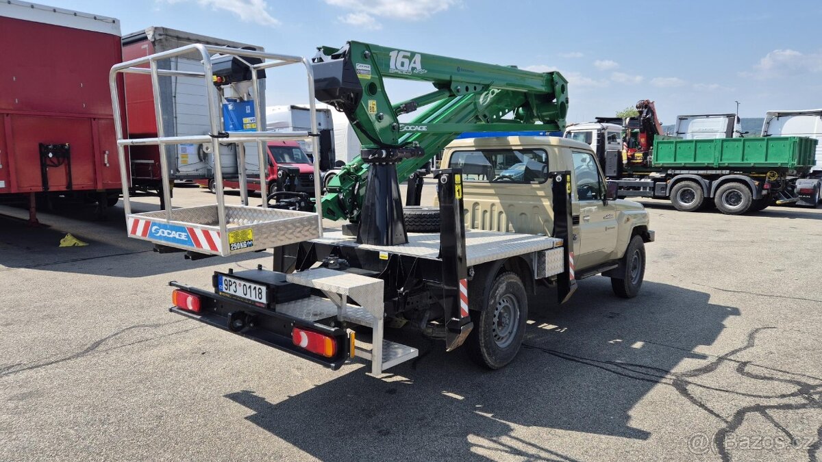 TOYOTA LAND CRUISER 79 s pracovní plošinou SOCAGE 16A