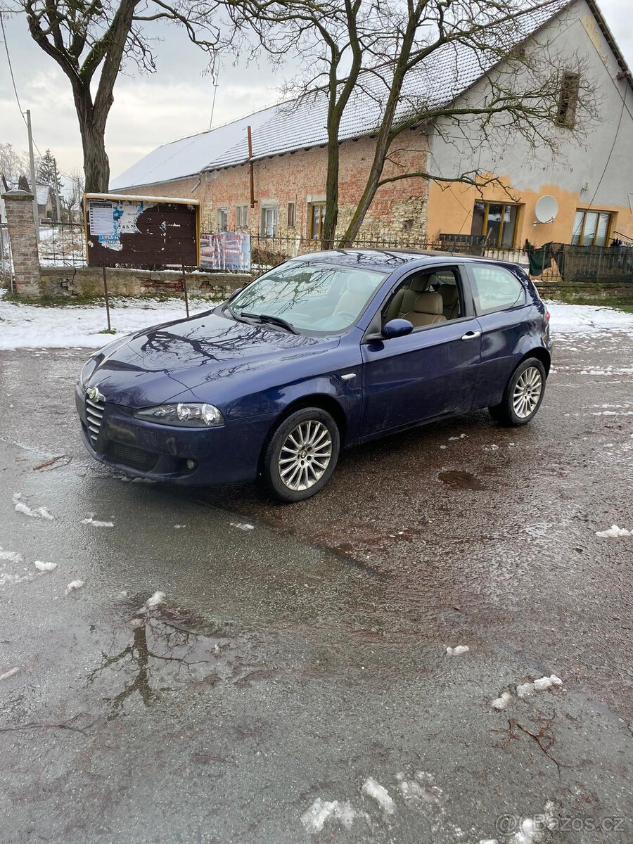 Alfa Romeo 147 1,9 JTD rok 2005 klima - 2
