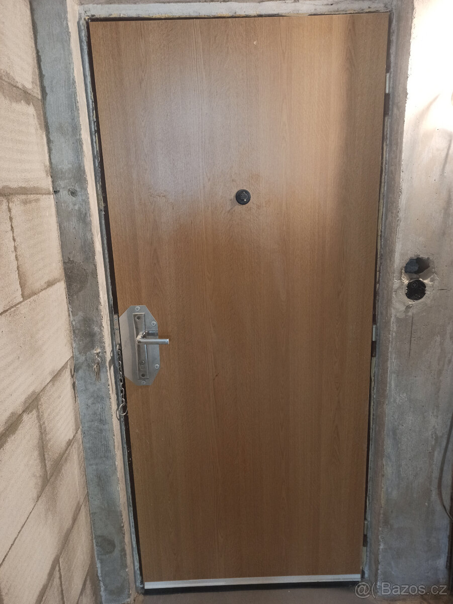 Vstupní dveře do panelového bytu - 2
