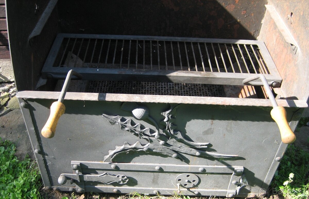 Prodám větší kovaný gril - 2