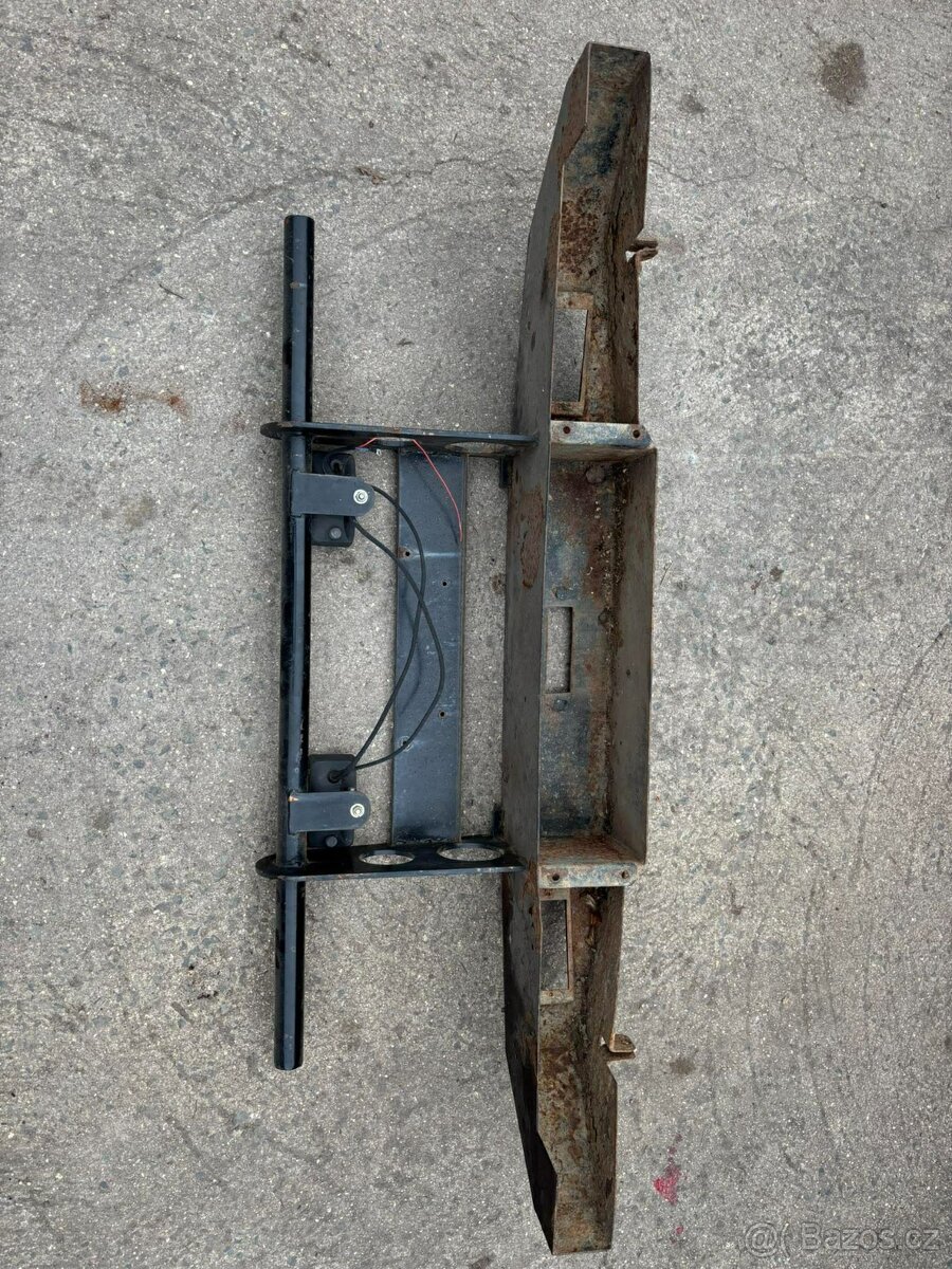 Přední rám Suzuki Samurai , otvor pro naviják . - 2