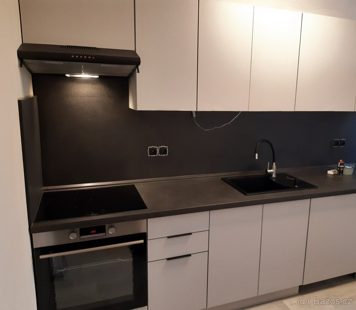 Kuchyňská linka 2,4 m šedá mat - 2