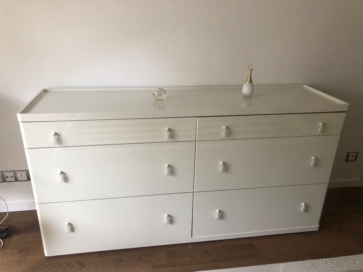Velká komoda a dva noční stolky na kolečkách - 2