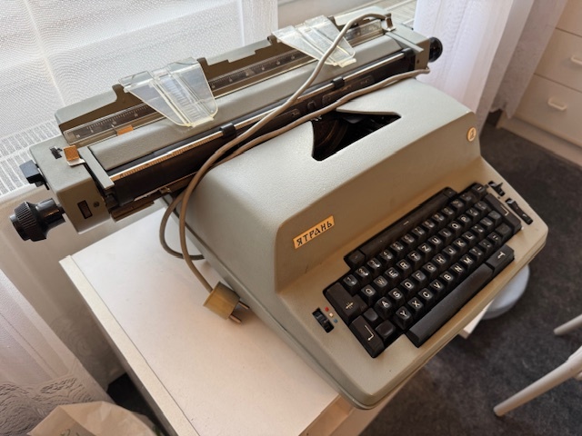 Starý elektrický psací stroj Jatraň - USSR - 2