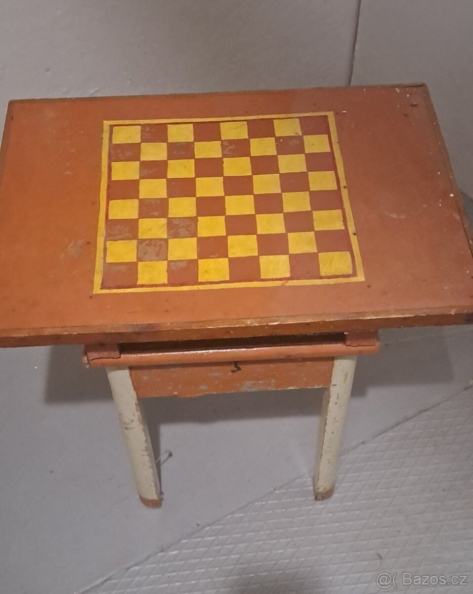 Starý dětský stolek s úložným prostorem - 2