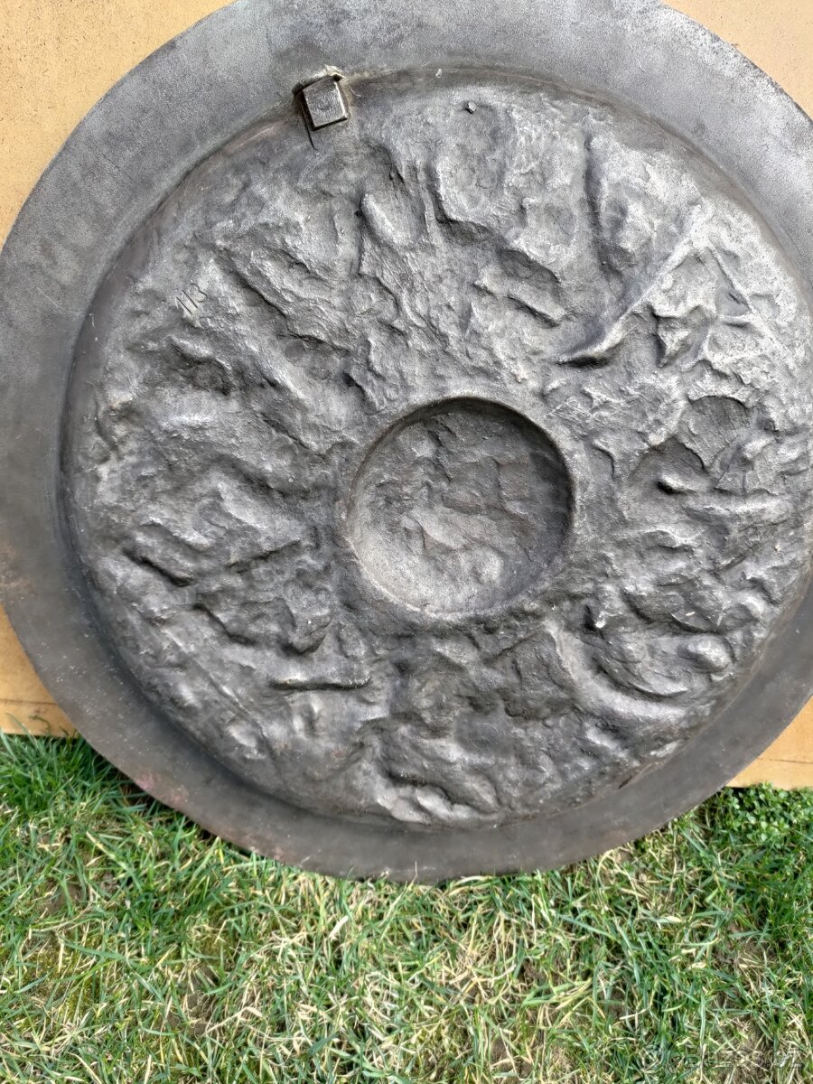 Kovova misa na zed - 2