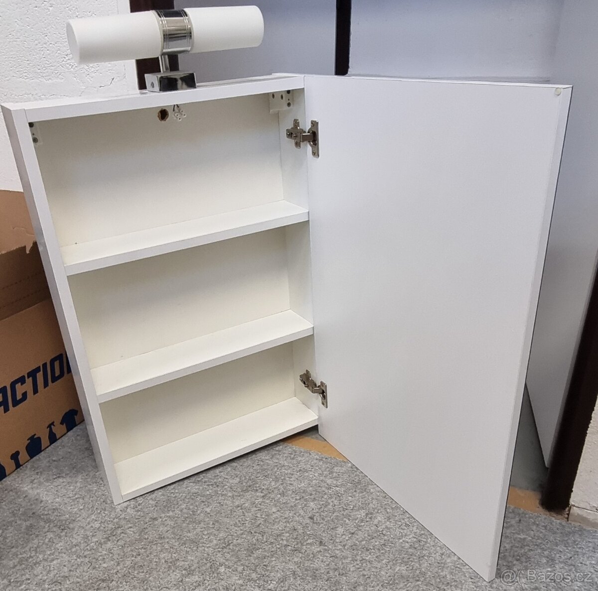 Koupelnová skříňka se zrcadlem a světlem - 2