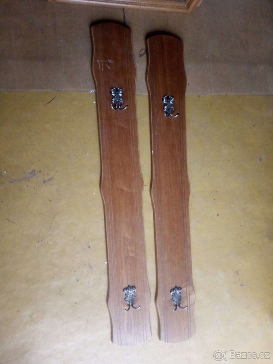 zrcadlo a věšák - 2