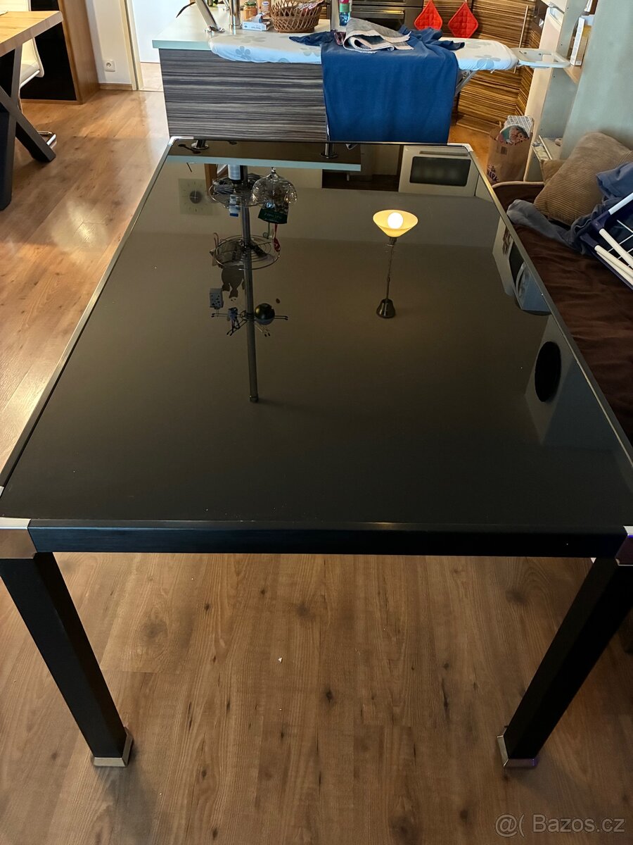 Černý skleněný stůl - 2