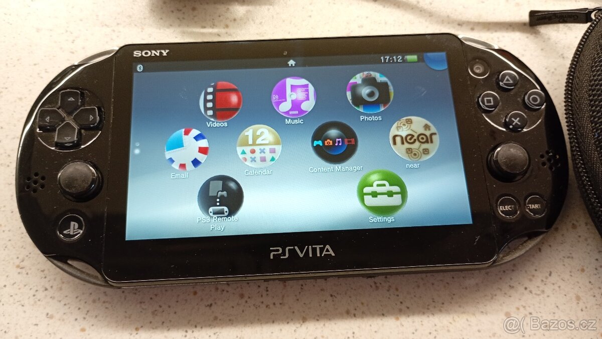 PS Vita + příslušenství - 2