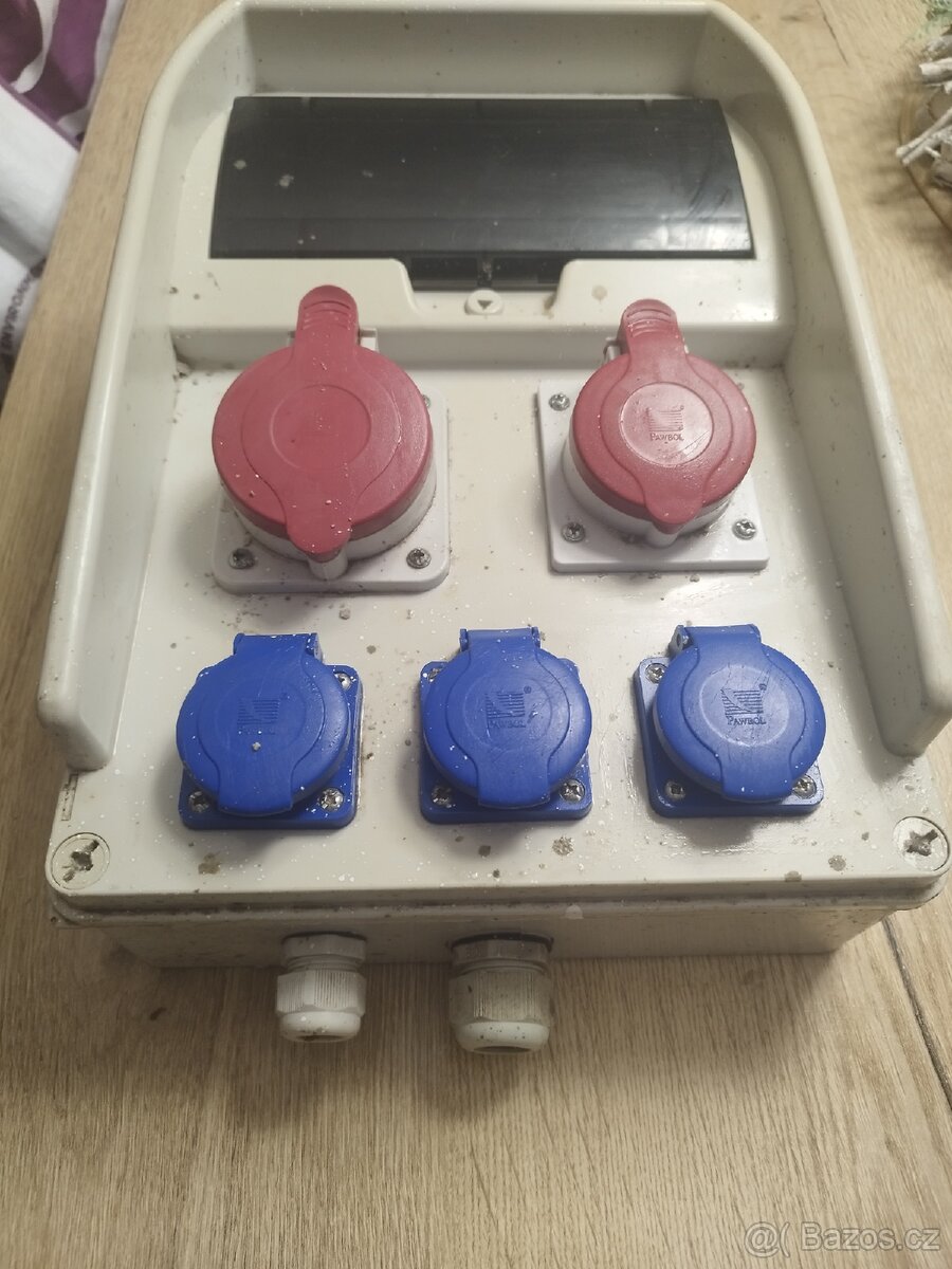 Stavební rozvaděč, jistič - 2
