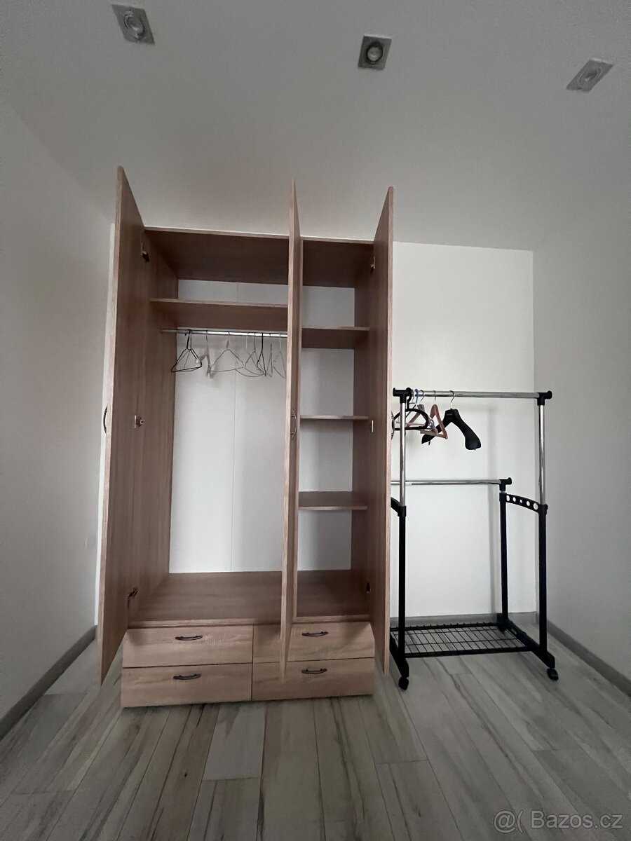 Šatní skříň a štendr - 2