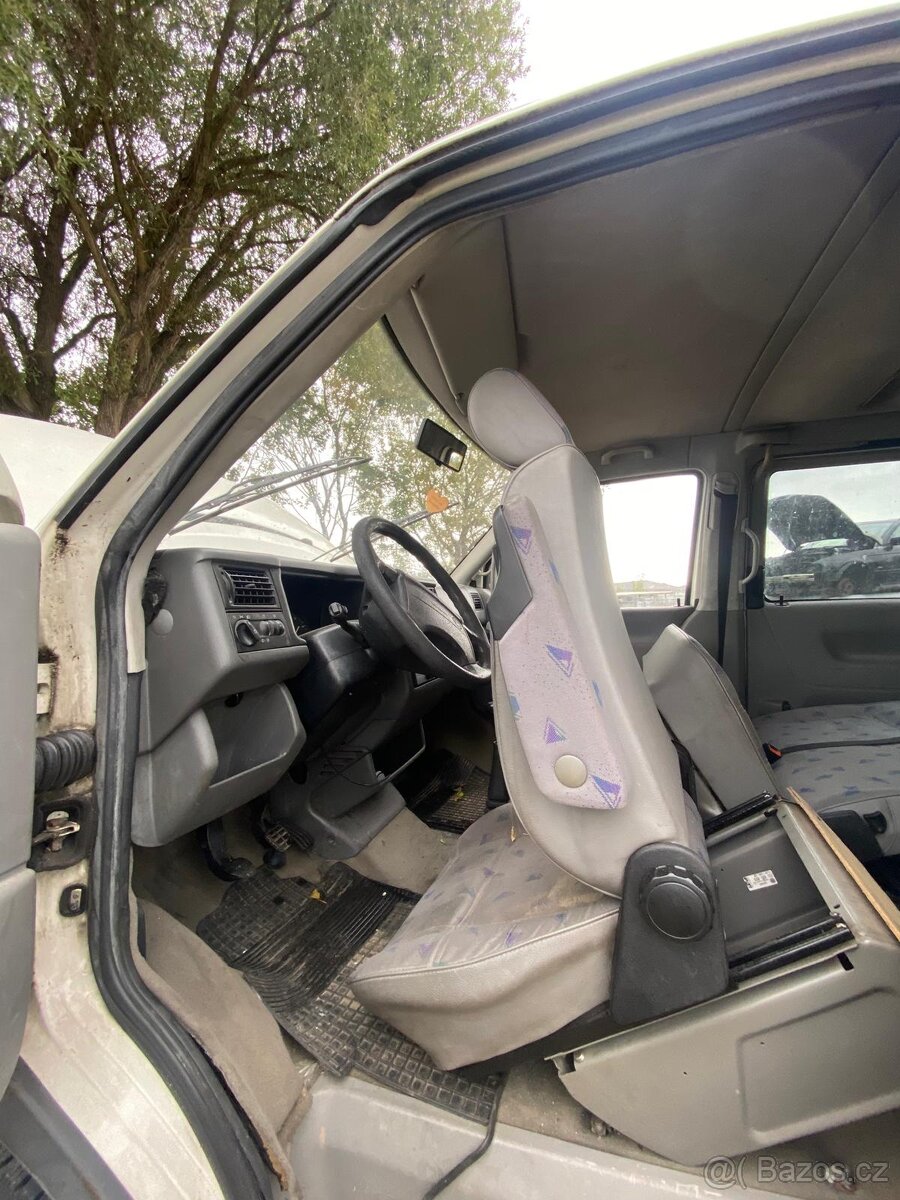Utopená Volkswagenu caravella na díly - 2