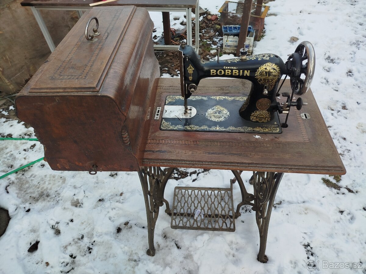 Starý šicí stroj - 2