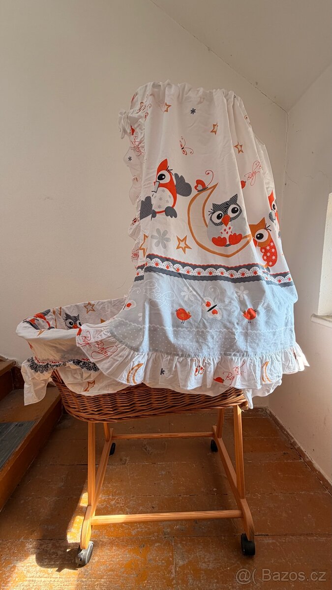 Dětská proutěná postýlka (koš) na kolečkách - 2