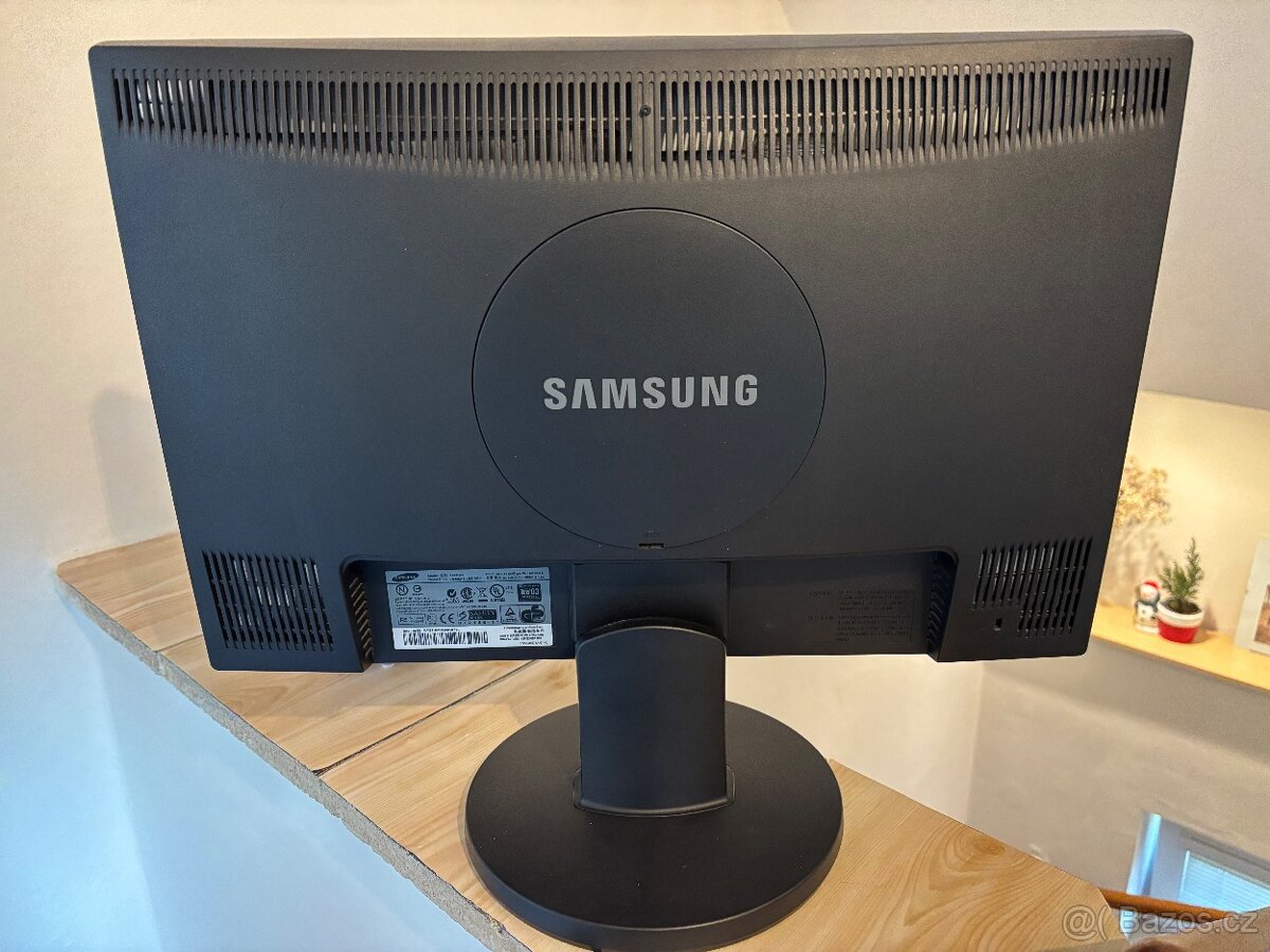 LCD monitor Samsung SyncMaster 2243NW - 2